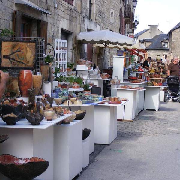 Marché d'artisans dans la cité médiévale de Sévérac-le-Château