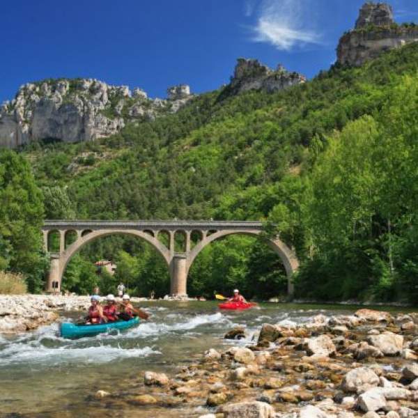 Canoë sur une rivière de l'Aveyron