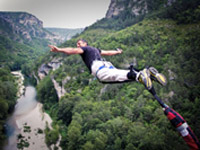 Saut à l'élastique dans les Gorges du Tarn : un duo d'aventuriers nous raconte leur expérience vertigineuse