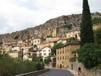 Plus beaux villages de l'Aveyron : visite du village de Peyre, ses maisons et son église troglodyte