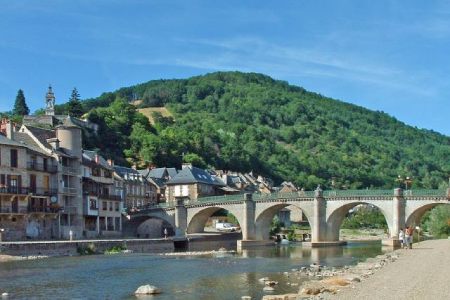 Saint-Geniez d'Olt est une petite ville de 2000 habitants permanents dont la population quadruple en saison estivale
